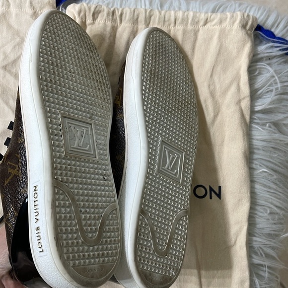 This stylish sneaker in Louis Vuitton's iconic patent Monogram. - Picture 3 of 5